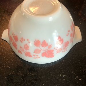 Pink gooseberry pyrex mixing bowl. Excellent condition